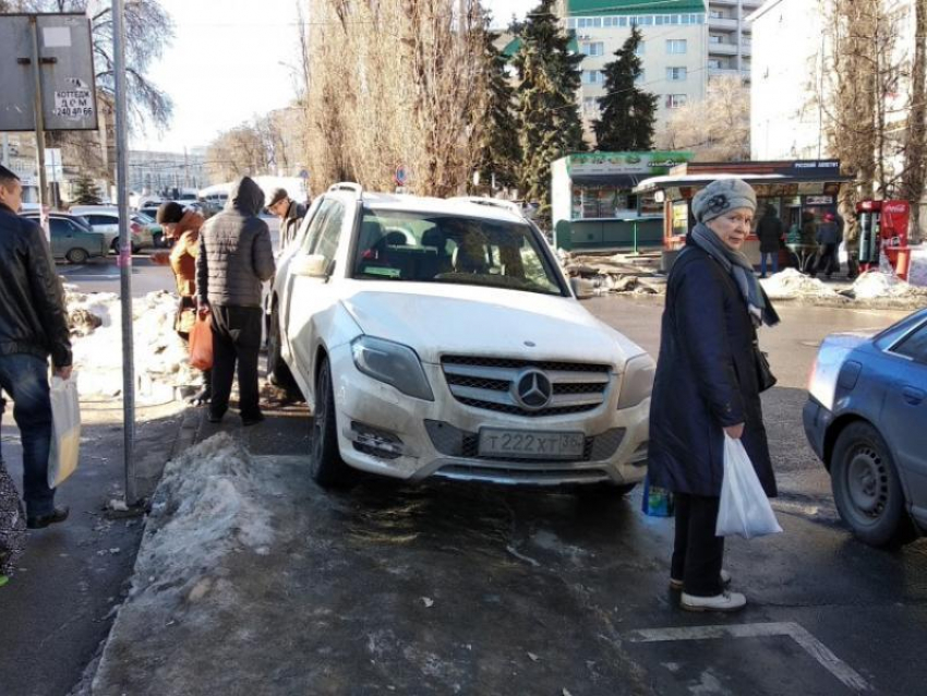 Помог упитанной чешской милфе донести сумки до парковки и выебал в жопу прямо в машине | ПОРНО