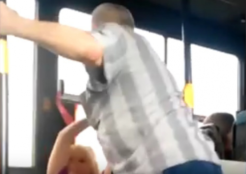 Пенсионер избил подвыпившую пассажирку воронежской маршрутки и попал на видео