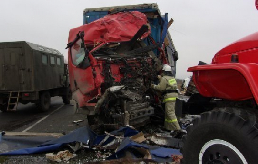 На воронежской трассе столкнулись две фуры: оба водителя в больнице 