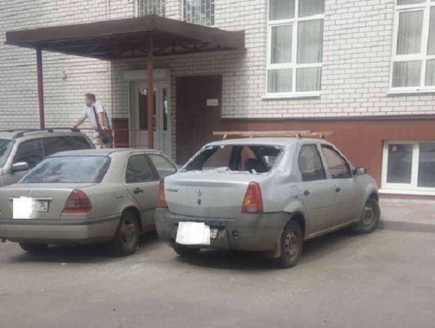 Одинокая массажистка скидывала на припаркованные машины соседей кирпичи и соленья в Воронеже
