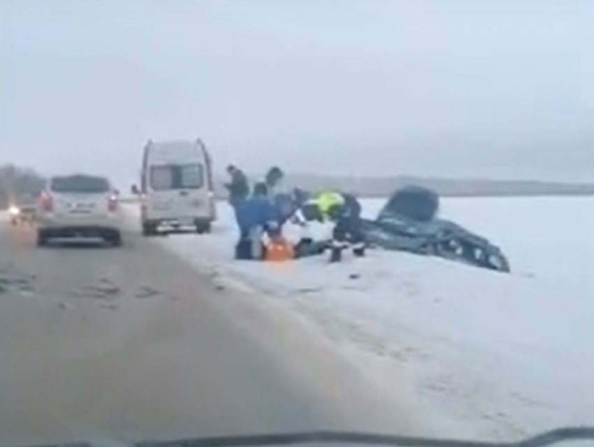 Видео: скорая спасает людей после ДТП на дороге под Воронежем 