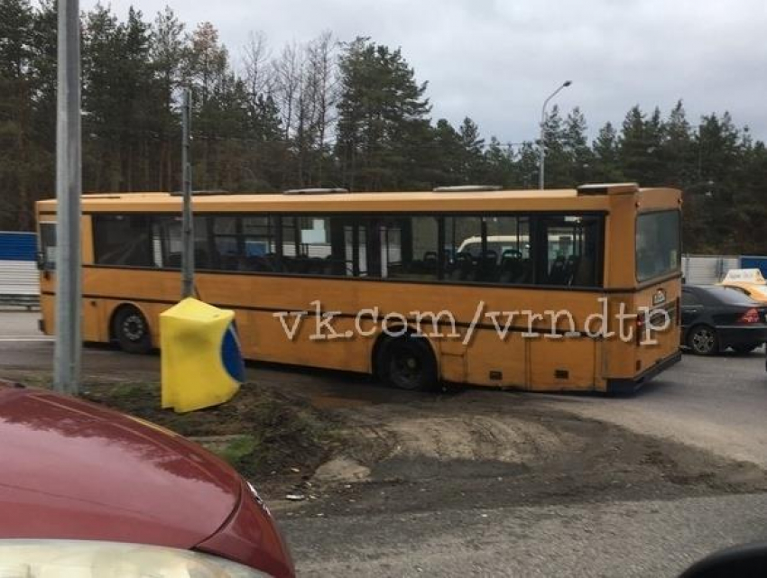 Пассажирский автобус провалился в яму в Воронеже 