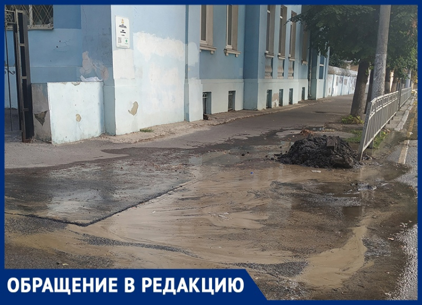 Восемь дней под водой: по центру Воронежа больше недели бежит коммунальный ручей 