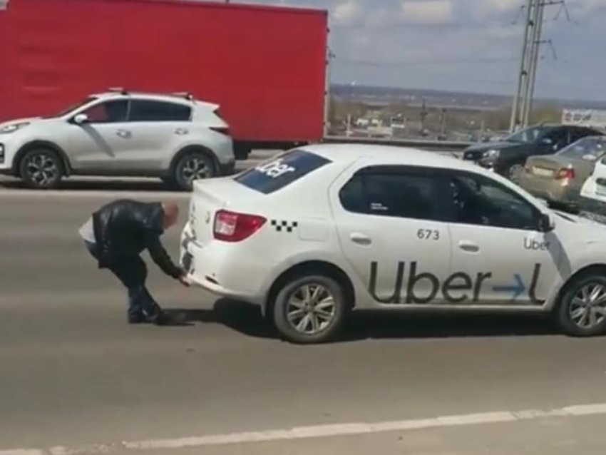 Такси на мужиковой тяге сняли на видео в Воронеже 