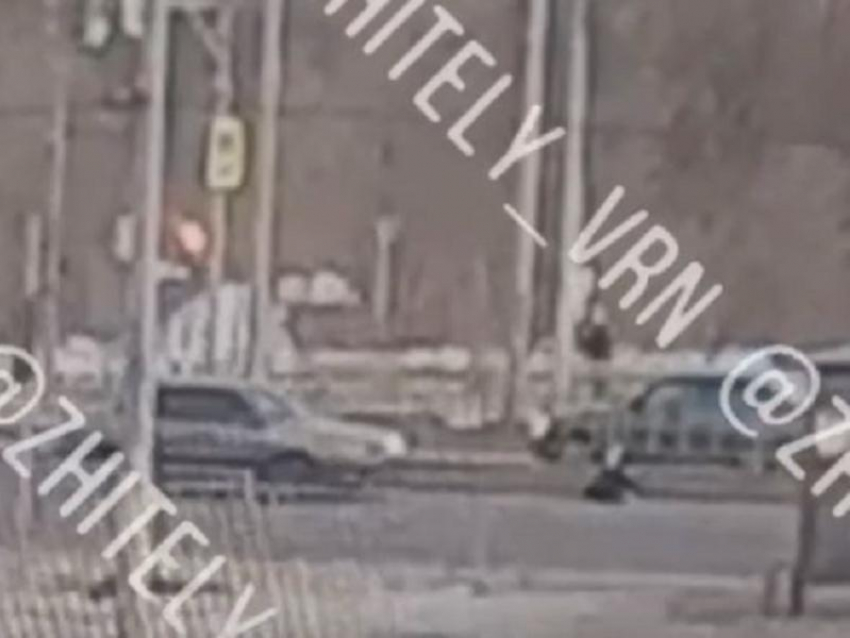 Момент ДТП, где сбили девушку на пешеходном переходе, попал на видео в Воронеже