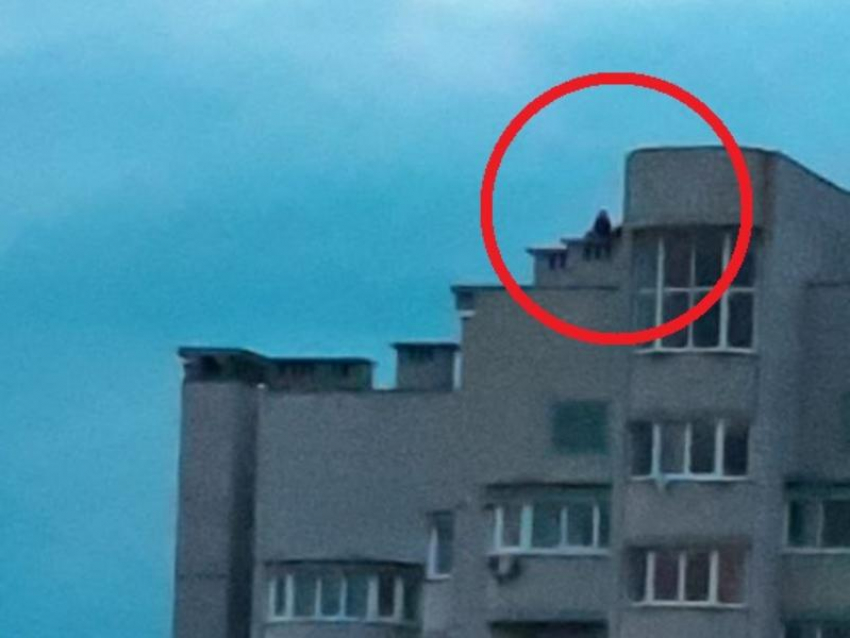 Опасное занятие подростков на крыше 16-этажки попало на камеру в Воронеже