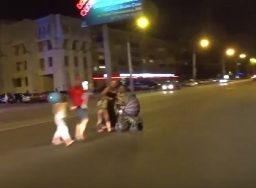 На видео попало, как байкер едва не снес пять детей с родителями в центре Воронежа