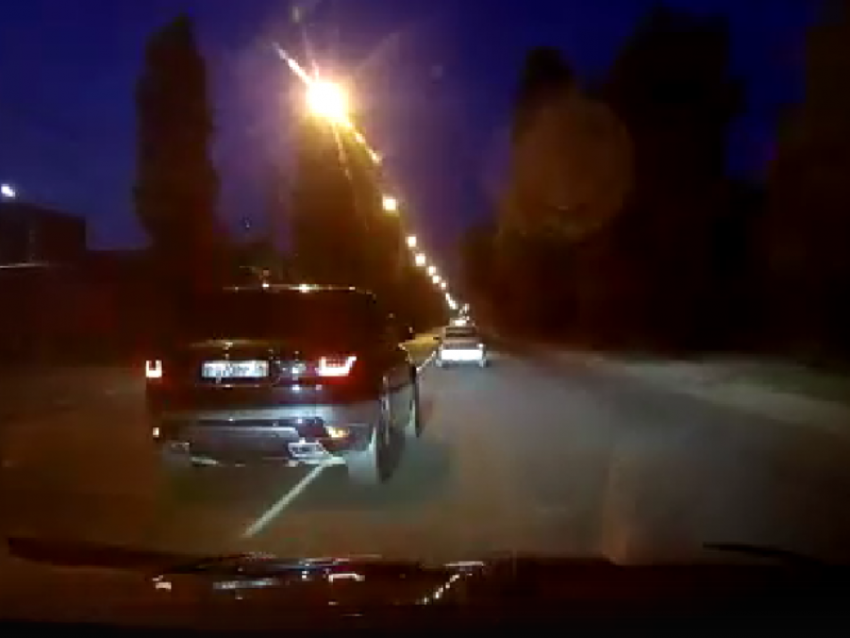 Range Rover грубого нарушителя заметили на дороге в Воронеже 