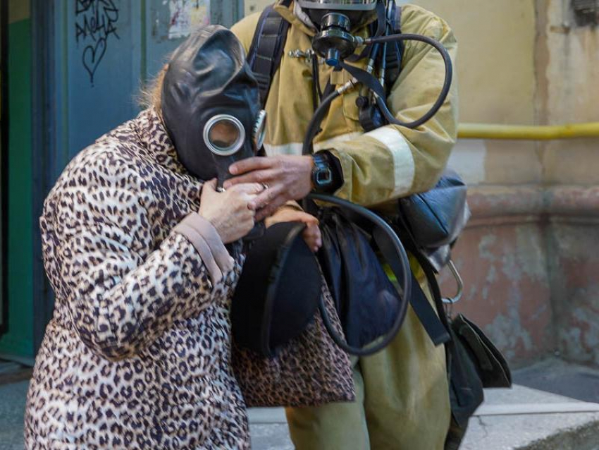 20 человек эвакуировали из-за пожара на парковке в Воронеже