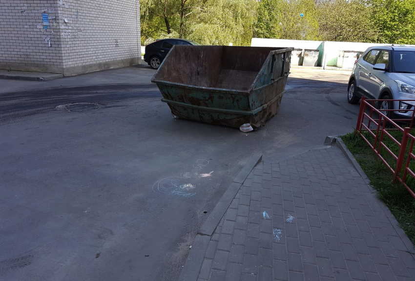 Мигрирующий по двору мусорный контейнер мешает жить воронежцам