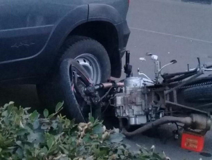 17-летний мотоциклист с 16-летним пассажиром столкнулись с «Нивой» под Воронежем