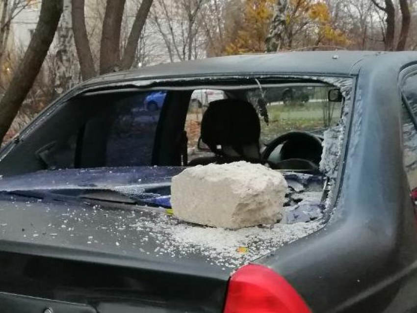 Скинули булыжник на машину: о странных похождениях парочки рассказали воронежцы 