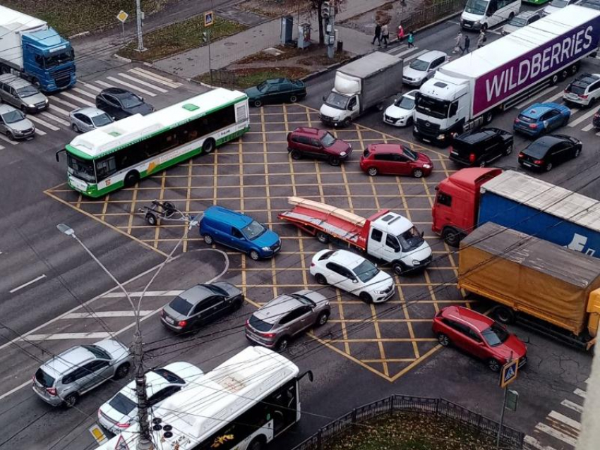 Перекресток с «вафельницей» погряз в пробке из-за светофоров в Воронеже 