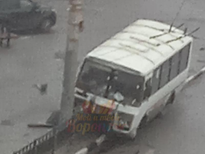 Автобус с пассажирами врезался в ограждение в Воронеже – опубликовано фото