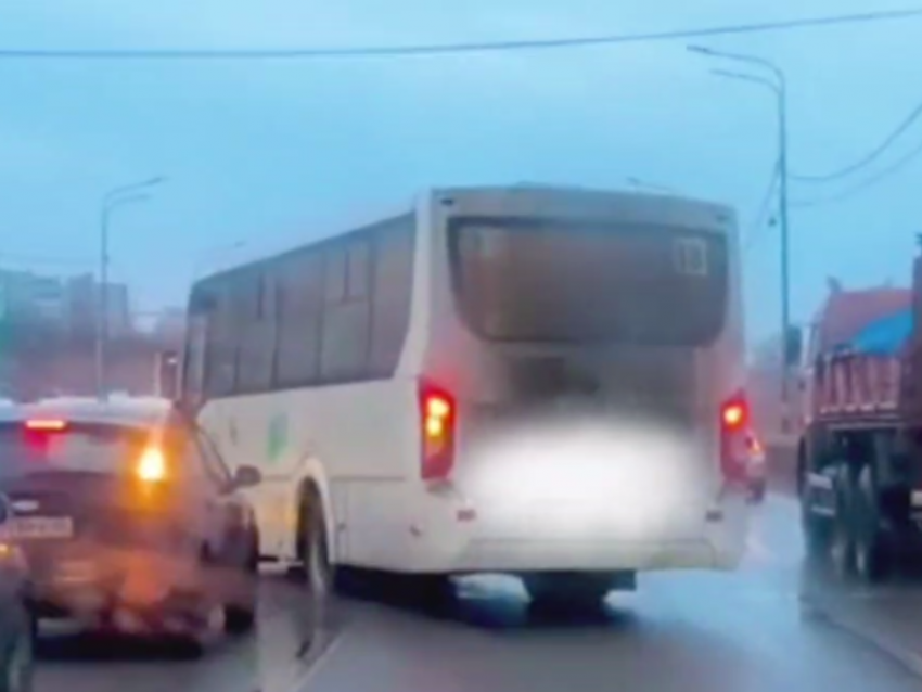 Некрасивый трюк провернул автобус на дороге в Северном 