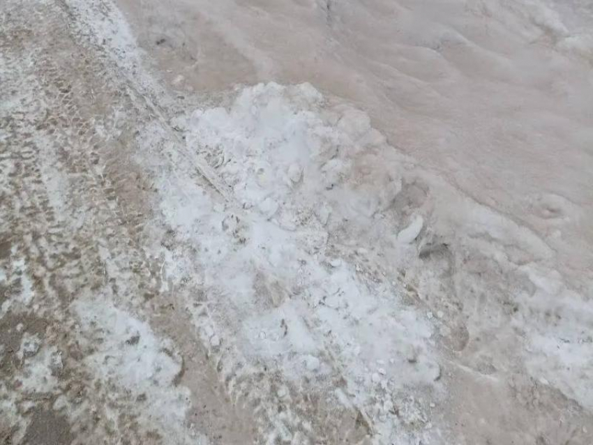 В «квартал красного снега» превратились улицы Семилук в Воронежской области