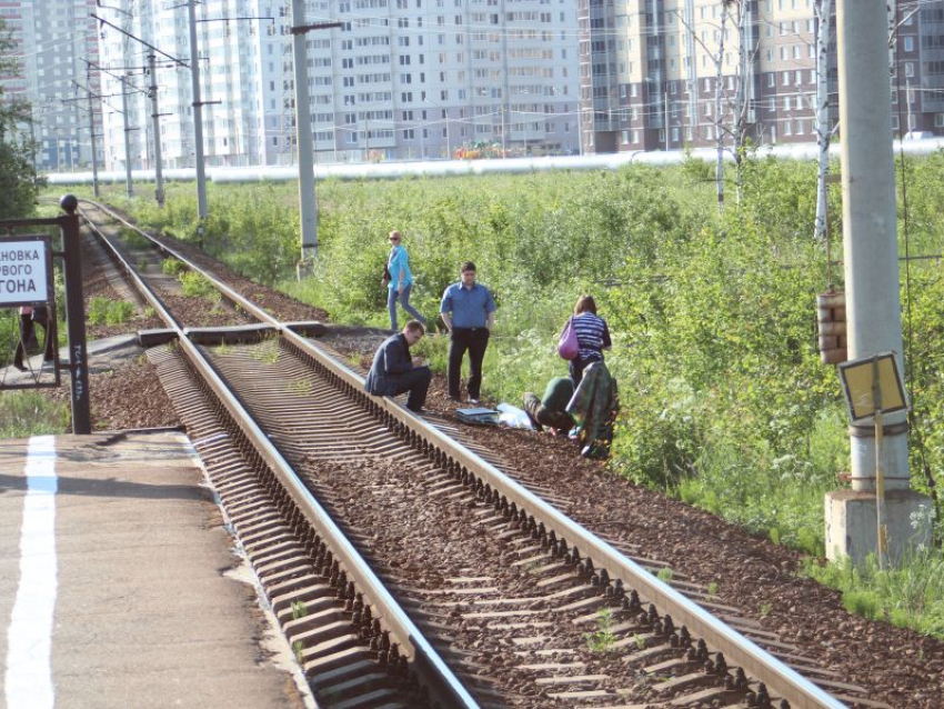 Под Воронежем грузовой поезд переехал мужчину