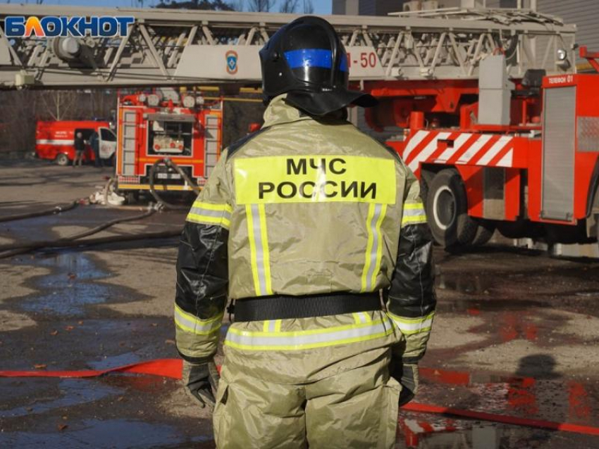 Упавшие обломки сбитого дрона ВСУ повредили стену сетевого магазина в Воронежской области