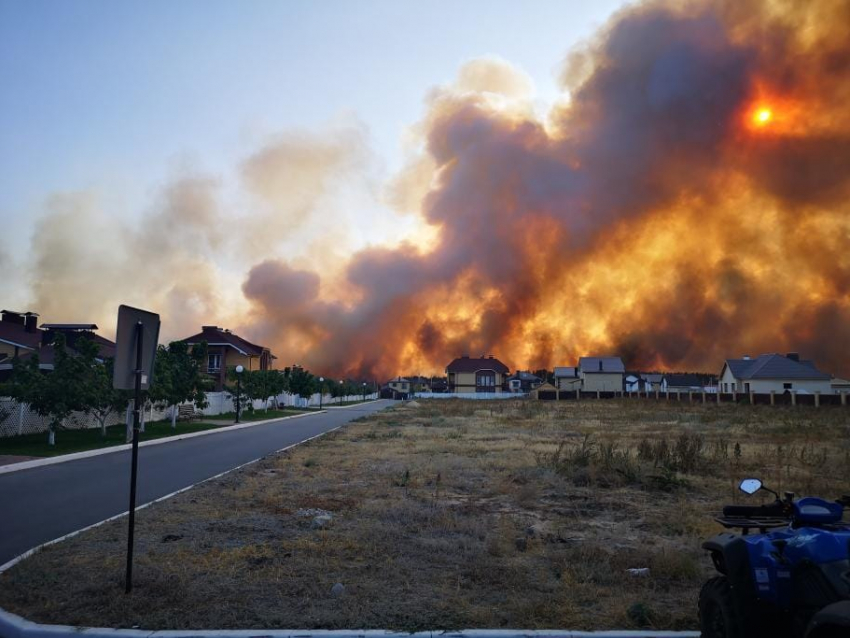 Огненный апокалипсис начал сжигать жилые дома под Воронежем