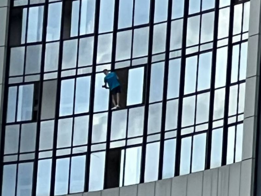 Опасное мытье окон на 20-м этаже перепугало жителей Воронежа
