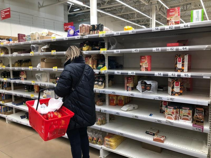 Чиновники успокоили жителей Воронежа, опустошивших полки магазинов