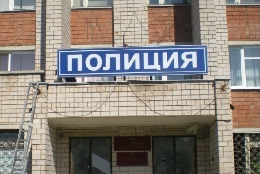 Под Воронежем возле банкомата парень напал на женщину с ребенком