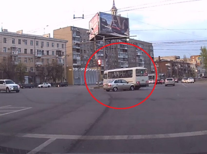 Последствия автобусного полета сняли на видео в центре Воронежа