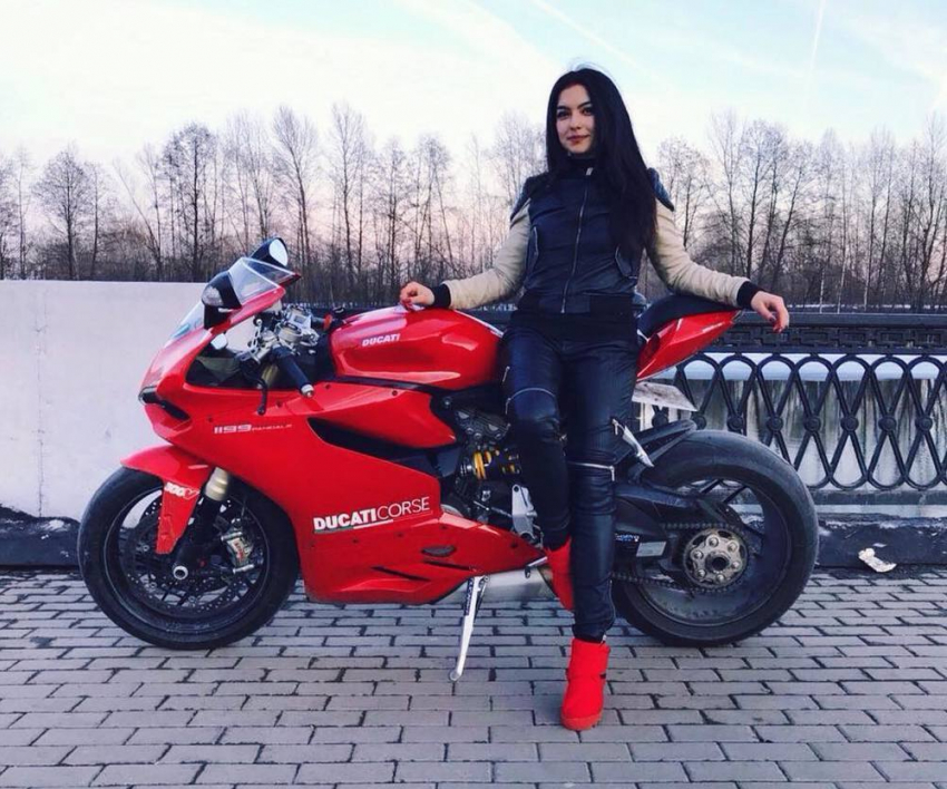 Пользователи Instagram пришли в восторг от сексуальной байкерши из Воронежа 