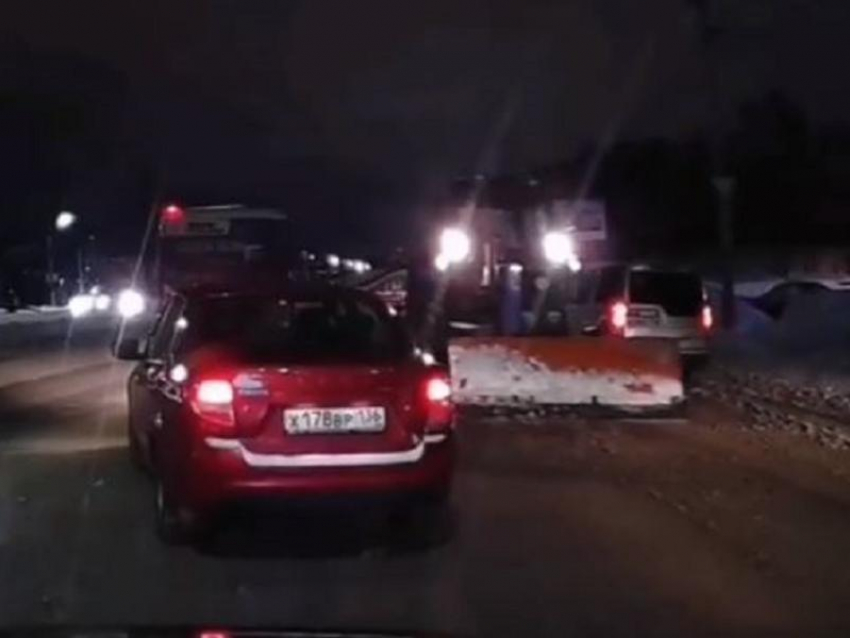 Коммунальный трактор напугал водителей дерзким манёвром в Воронеже