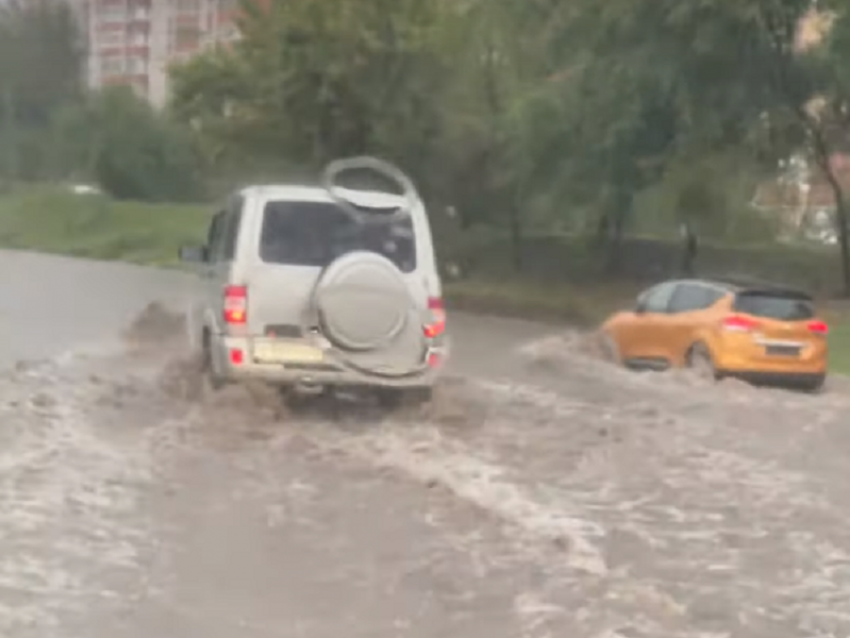 Мощный ливень накрыл Воронеж – улицы уходят под воду