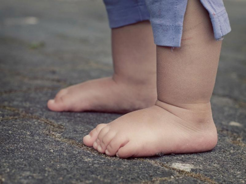 Трехлетний ребенок провалился в колодец на прогулке в Воронеже 