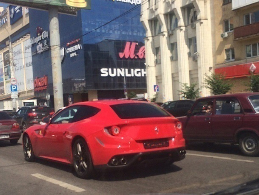 Автомобилисты изумились красотой самого мощного Ferrari на дороге в Воронеже
