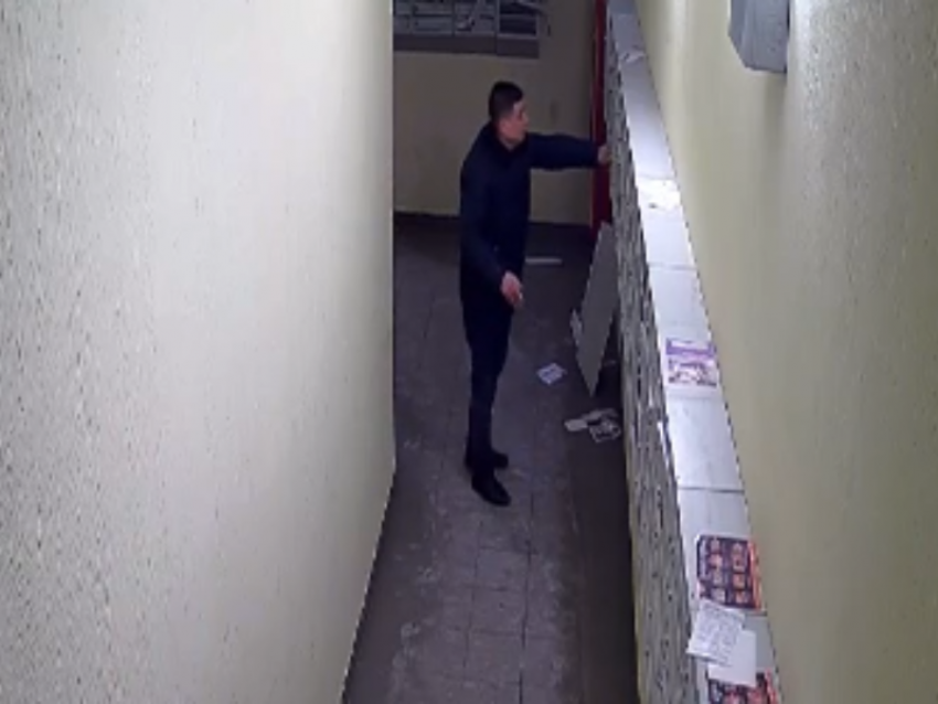 Прилично одетый мужчина превратился в буйного вандала и попал на видео в Воронеже