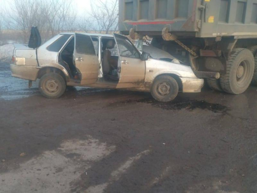 «Пятнашка» влетела под самосвал воронежца – пострадали два человека 