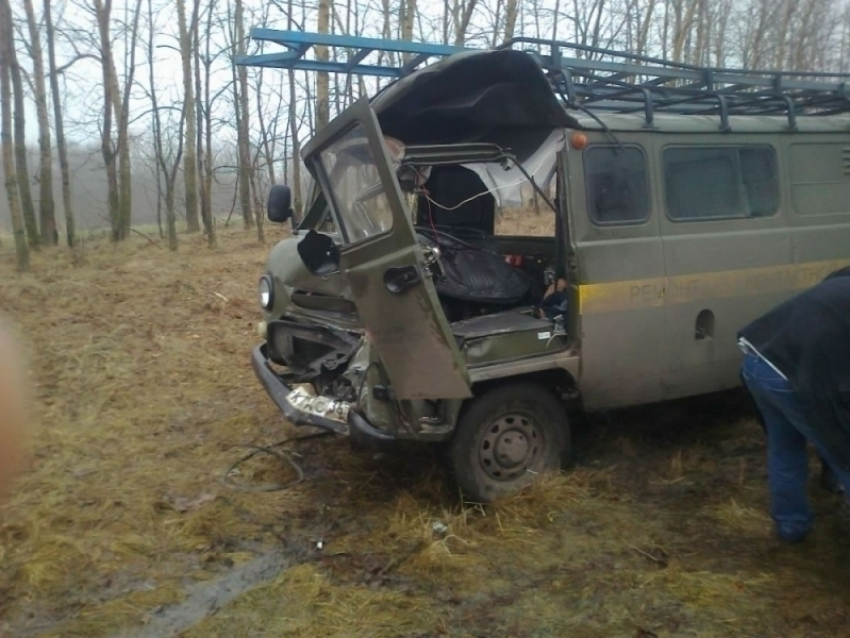 В Воронежской области оторвавшиеся колеса «Камаза» протаранили «УАЗ»