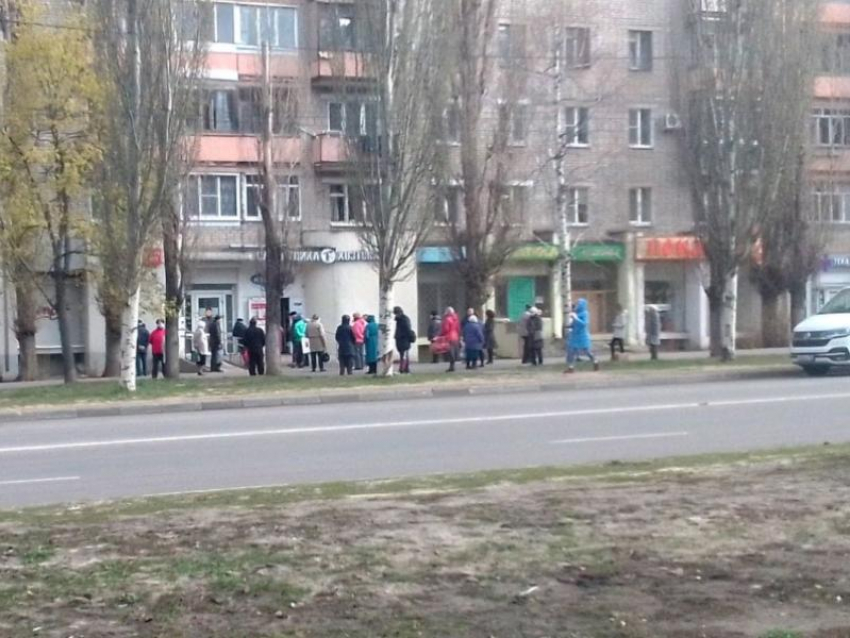 Желание попасть на почту привело к толкучке пенсионеров в Воронеже