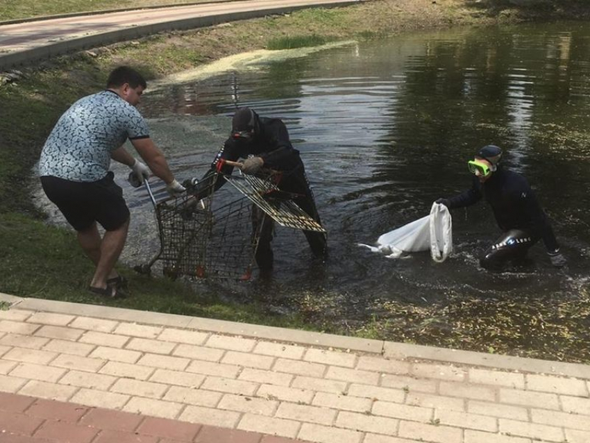 Со дна озера в Воронеже подняли четыре тележки из супермаркета