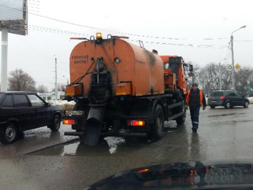 Мэрия оправдала укладку асфальта в лужу на улице Воронежа