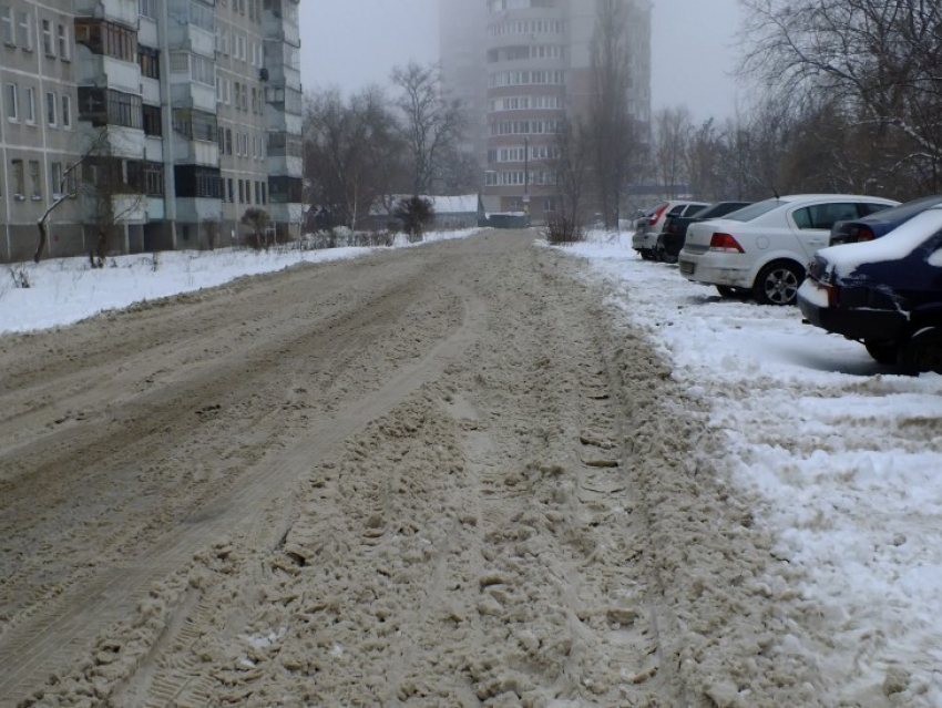 В Воронеже из-за снежных завалов автомобилистам сложно парковаться, а пешеходам — ходить по тротуарам