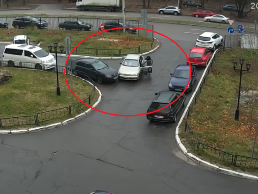  Таксист подло поступил с иномаркой и попал на видео в Воронеже  