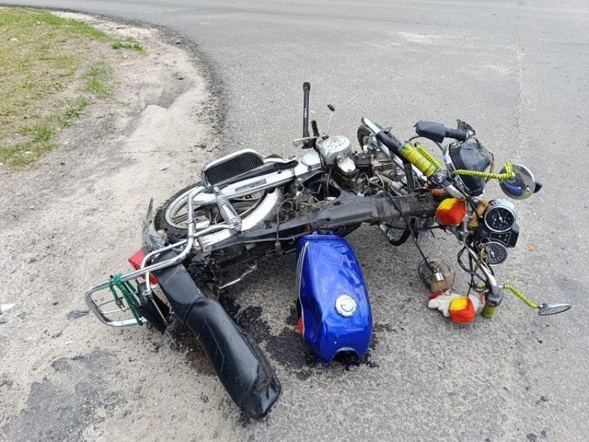 Двое 18-летних парней попали в больницу после ДТП с мотоциклом и Renault Logan под Воронежем