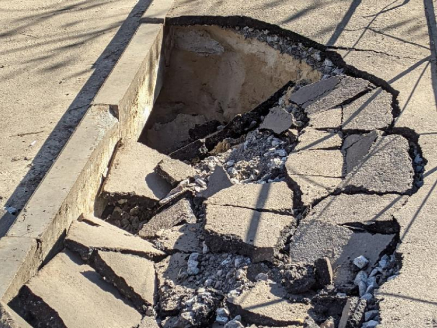 Как после артобстрела: в центре Воронежа развалился тротуар