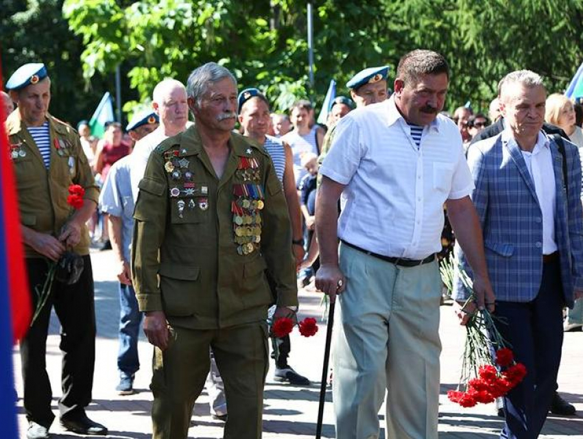 Десантники не испугались коронавируса в День ВДВ в Воронеже