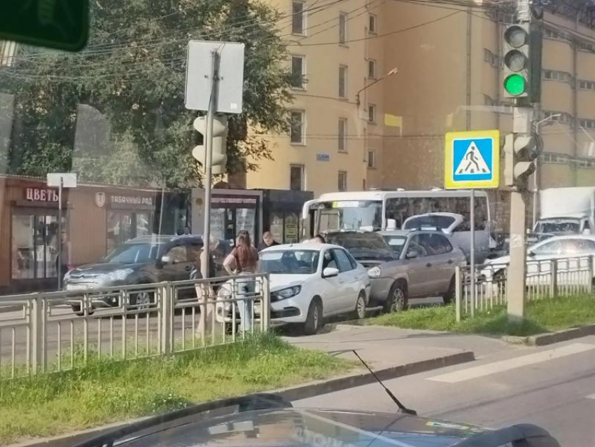Две легковушки столкнулись в ДТП на остановке «Дубрава» в Воронеже