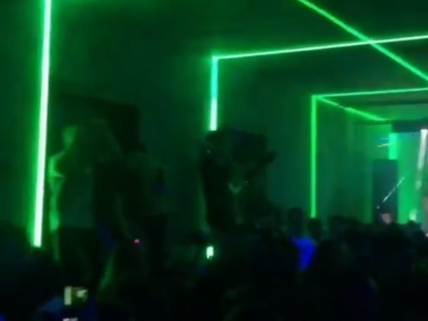 Безумная тусовка в модном воронежском клубе попала на видео