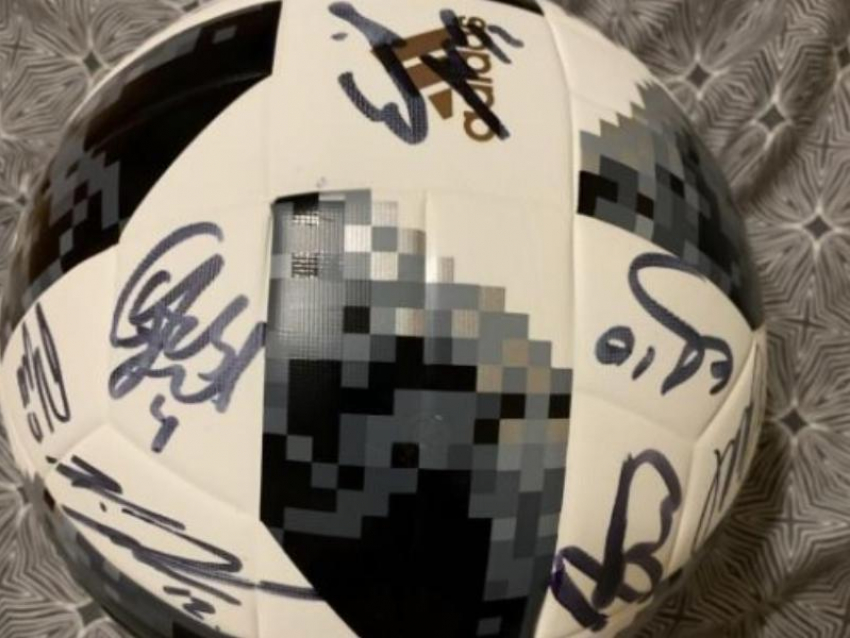 Футбольный мяч с автографами продают за 200 тысяч в Воронеже