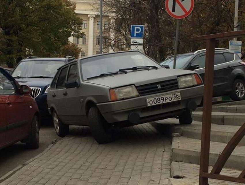 Уход от платной парковки в стиле Ван Дамма увидели в Воронеже