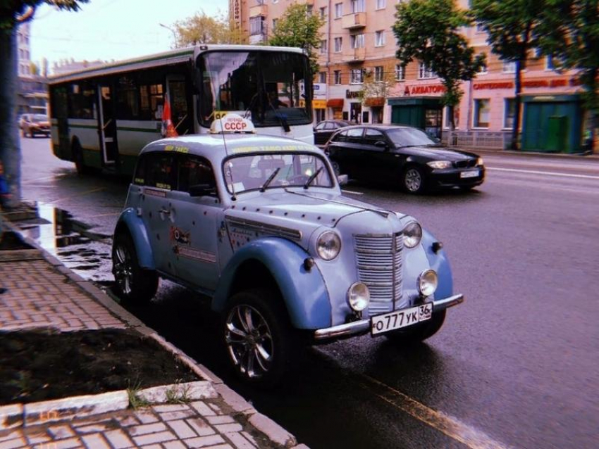 «Легенда СССР» в качестве такси катает людей по Воронежу  