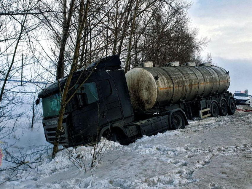 Фура съехала в сугроб, но её выдернули обратно: как воронежские гаишники спасали большегруз
