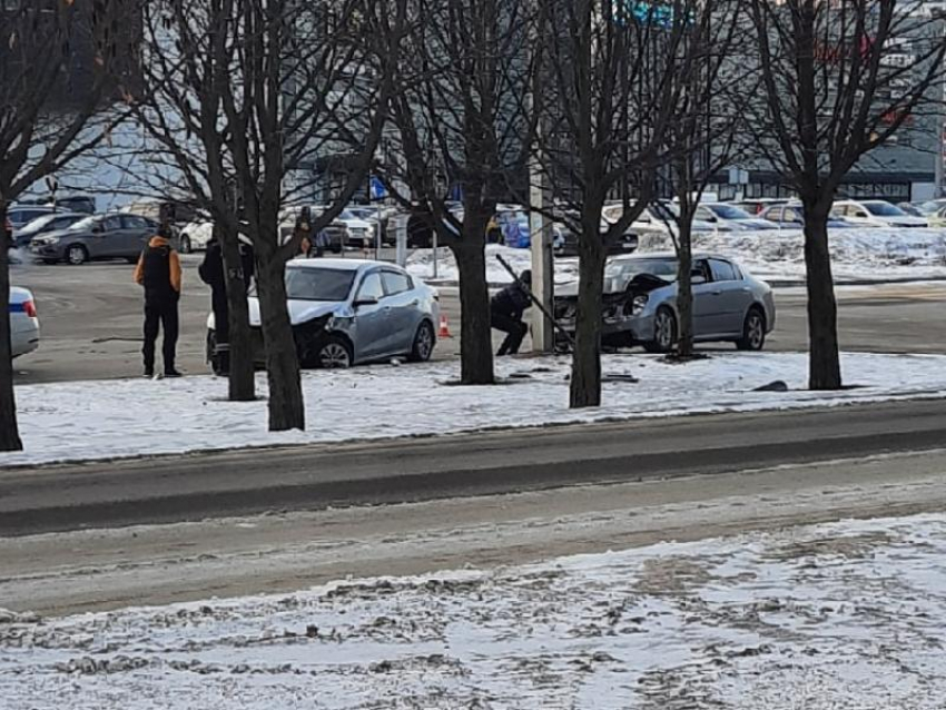 Столкновение KIA с иностранцем у Арены привлекло к себе внимание воронежцев